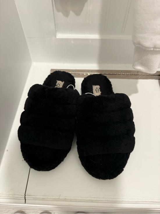 UGG Shoes - UGG Women’s Black Fluff Slide - Cozy Faux Fur Slippers Great condition!